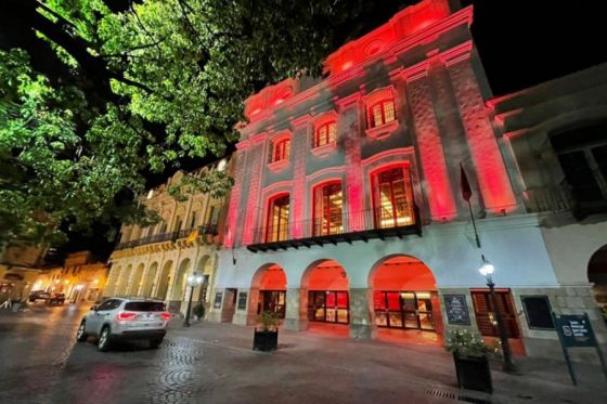 Salta se ilumina de naranja por el día Internacional de la Eliminación de la Violencia contra la Mujer