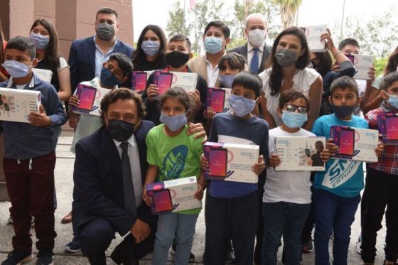 Sáenz recibió a chicos de Pichanal que visitan por primera vez Salta y les entregó tablets para apoyo escolar