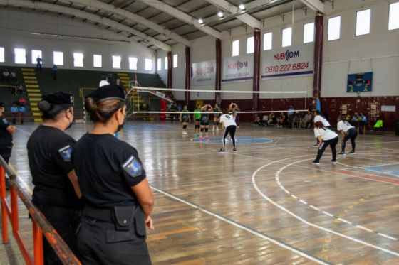 Competidoras de vóley femenino participaron del programa “Redes en Libertad”