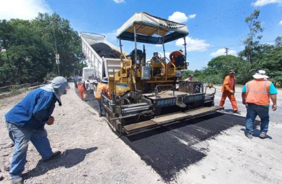 Empezaron a colocar base asfáltica en un tramo de la ruta provincial 23