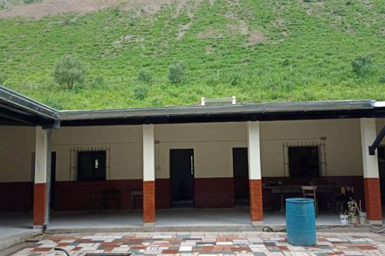 Refaccionan un edificio escolar de paraje San Felipe