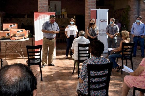 Entrega de anafes al club de abuelos Nuestra Señora del Carmen