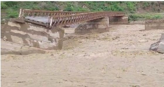 Vialidad traslada personal y máquinas por el daño que sufrió el puente a Los Toldos