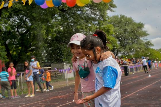 Compañerismo y diversión en la maratón de la Colonia de Vacaciones