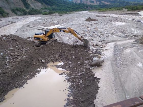 Iniciaron las tareas para restaurar el paso vehicular en el puente Bailey de Los Toldos