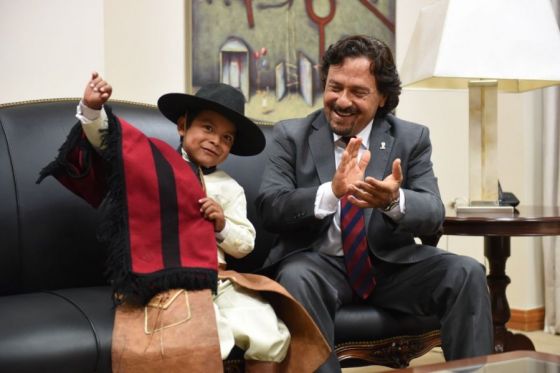 El gobernador Sáenz recibió a Victorio, el pequeño coplero de La Viña