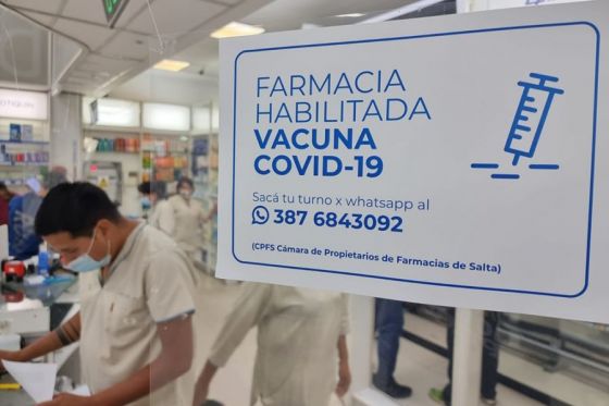 Se vacuna contra COVID-19 en 14 farmacias de la ciudad de Salta