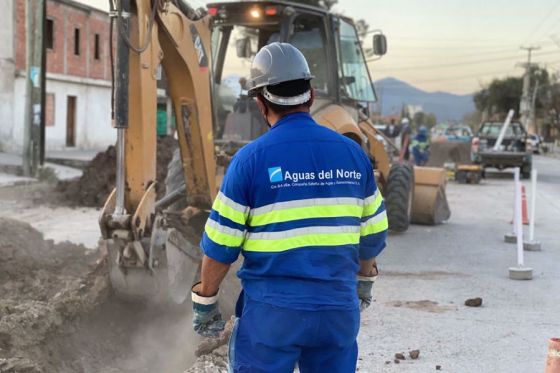 Trabajos de reparación de cañerías afecta el servicio en zona norte de Salta Capital