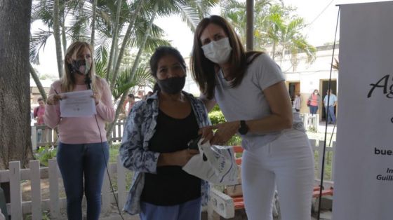 Desarrollo Social entregó anteojos a ciudadanos y herramientas e insumos a una escuela textil de Aguaray