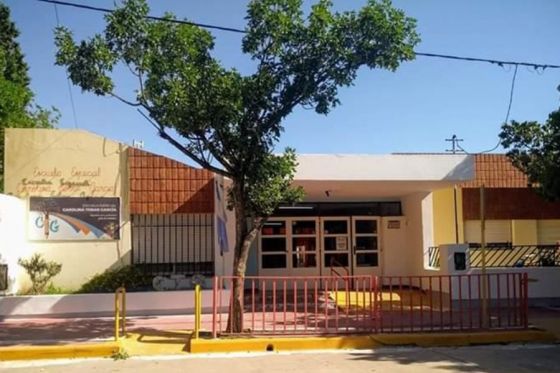 Se vacuna contra COVID-19 en la escuela especial Tobar García