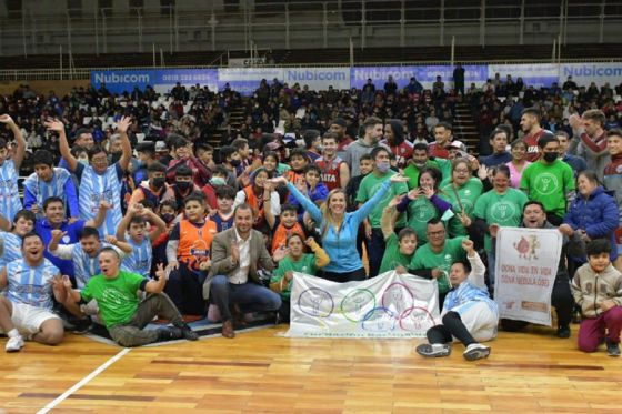 Niños deportistas de General Güemes presenciaron el partido de Salta Básket