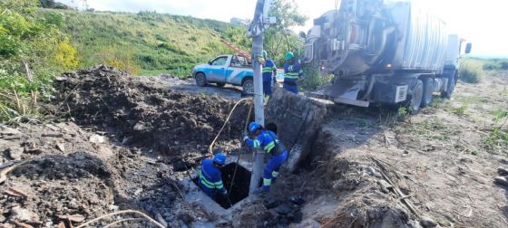 La empresa Aguas del Norte trabaja en el mantenimiento de la red cloacal en zona oeste de Salta capital