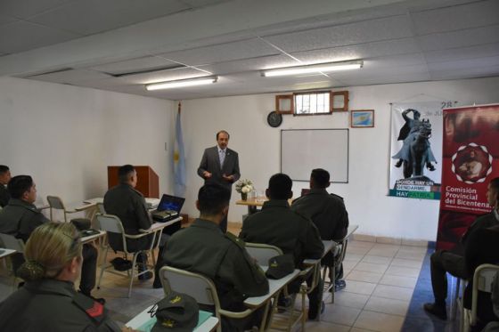 La Comisión del Bicentenario capacitó a Gendarmería Nacional sobre la historia guemesiana