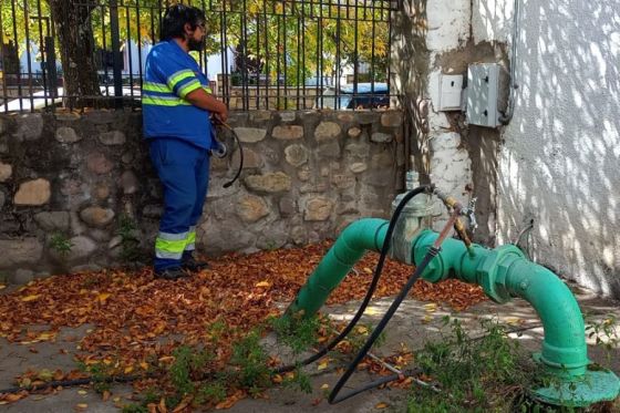 Aguas del Norte realizó tareas de asistencia preventiva en el colegio secundario 5021 de Ciudad del Milagro