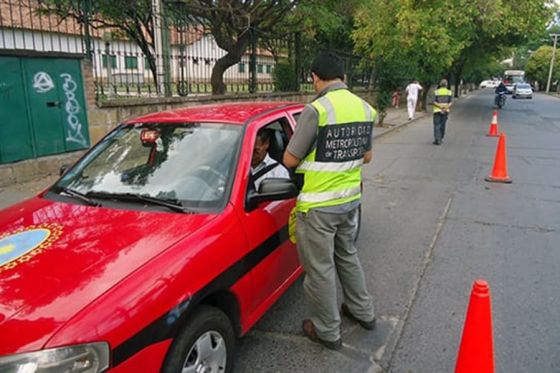 Ante el paro de colectivos, los inspectores de la AMT recorren las calles de la ciudad realizando controles