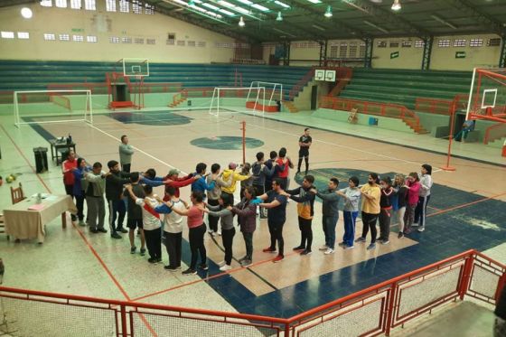 Profesionales de la Educación Física y alumnos se capacitan en deportes paralímpicos