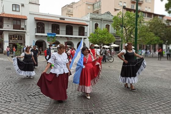 Desfile y muestra artística y artesanal de organizaciones que trabajan con las personas mayores