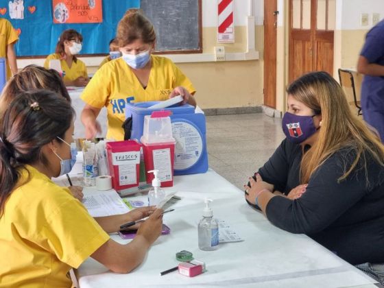 Se aplican vacunas contra COVID-19 y antigripales