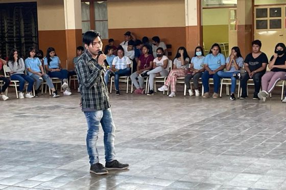 El joven estudiante wichí Maximiliano Sánchez brindó charlas en establecimientos educativos del norte