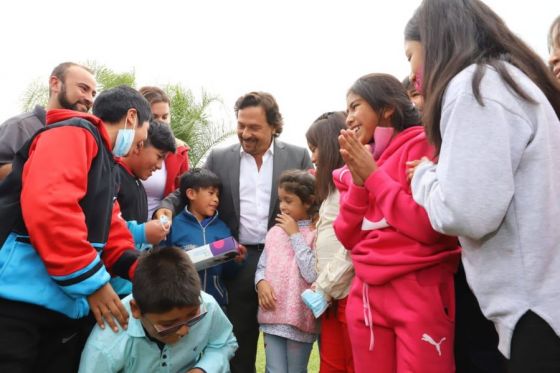 Sáenz entregó tablets a alumnos que visitan Salta por primera vez del paraje Cerro Negro, La Poma