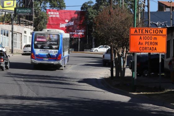 Colocan carteles informativos por el próximo inicio de obra en la rotonda de acceso a barrio Grand Bourg