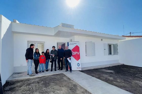 Familia afectada por un incendio recibió una vivienda nueva