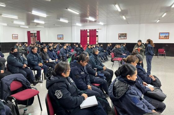 Capacitan a policías en gestión de conflictos