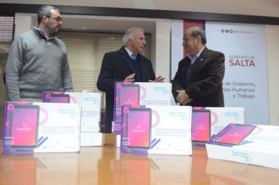 La Fundación Salta recibió tablets digitales que serán destinadas a cursos para adultos mayores