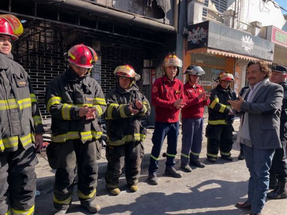 Sáenz supervisó el operativo por el incendio en calle Ituzaingó y se comprometió a asistir a comerciantes afectados