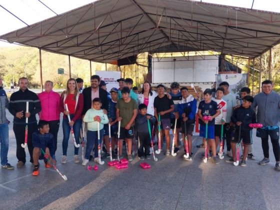 Sembrando Hockey entregó elementos deportivos en La Caldera