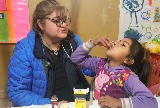 Un equipo de salud asistió a alumnos en una escuela rural de Apolinario Saravia