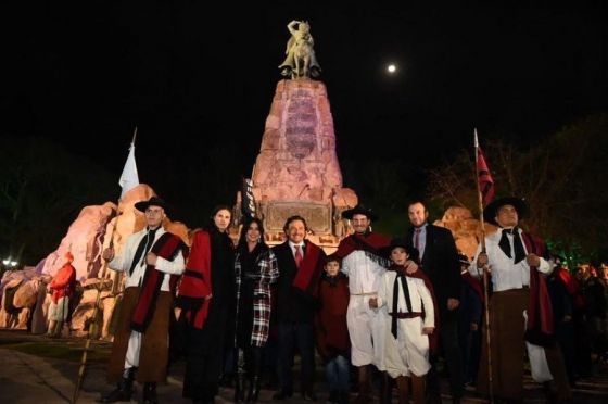 Guardia bajo las estrellas: Sáenz presidió la ceremonia que inician los homenajes a Güemes