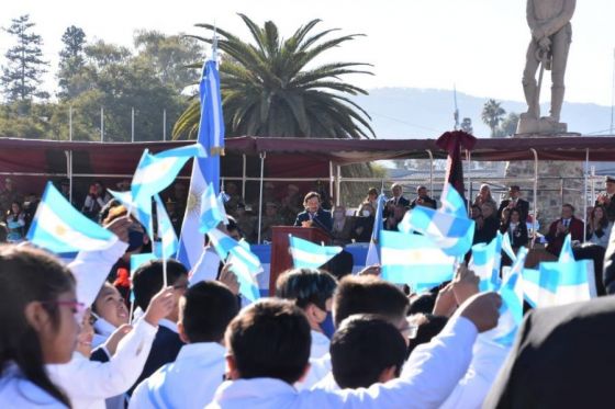 En el Día de la Bandera, Sáenz recordó que la enseña patria es el símbolo de nuestra soberanía y la  expresión de nuestra historia