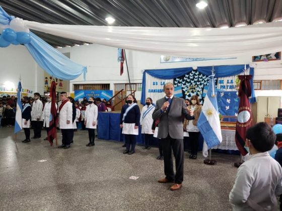 La escuela Monseñor Mariano Pérez de zona norte cuenta con nuevas banderas de ceremonia