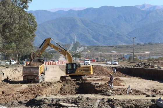 En la rotonda de acceso a barrio Grand Bourg, avanza la construcción de un paso bajo nivel