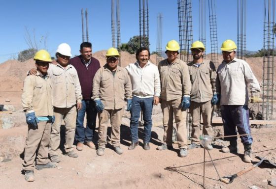 Sáenz verificó el avance de la construcción de viviendas en El Carril