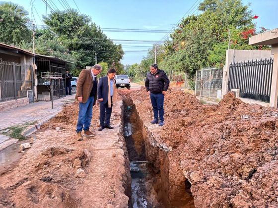 Más obras de agua y saneamiento en Tartagal: Sáenz recorrió los trabajos en barrio Supe