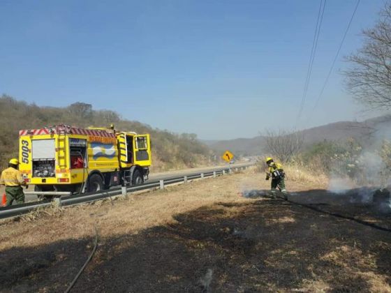 Intenso trabajo de Bomberos y Brigada Forestal  para sofocar diversos focos de incendio de pastizales