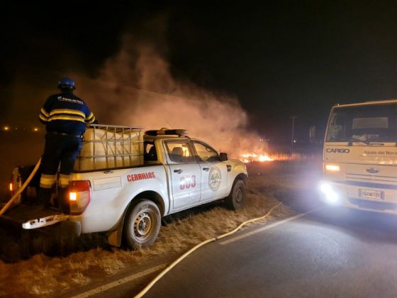 Aguas del Norte asiste a Bomberos  para combatir el incendio de Circunvalación Oeste