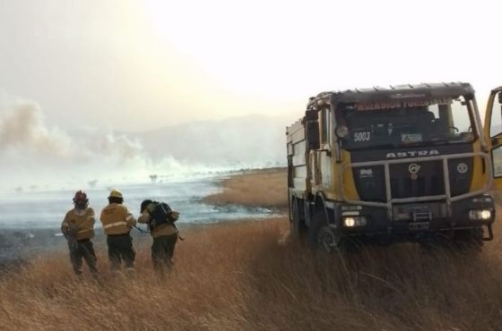 Se realizan tareas de enfriamiento por incendios de pastizales en Capital y Valle de Lerma