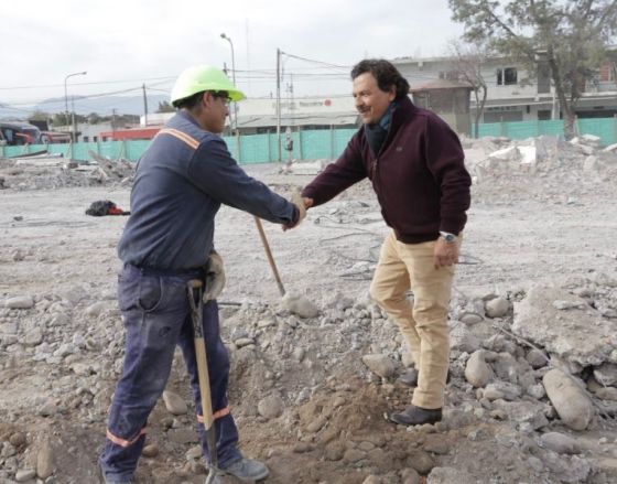 En Güemes, Sáenz supervisó las obras en la nueva terminal y en la escuela Monseñor Tavella