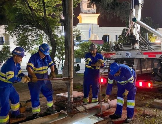 Trabajos de Aguas del Norte en plaza 9 de Julio para mejorar la presión y caudal en la red del microcentro