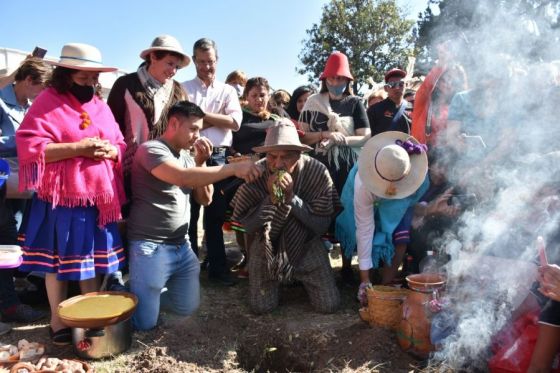 Con gran convocatoria el Mercado Artesanal realizó el tradicional convite a la Pachamama