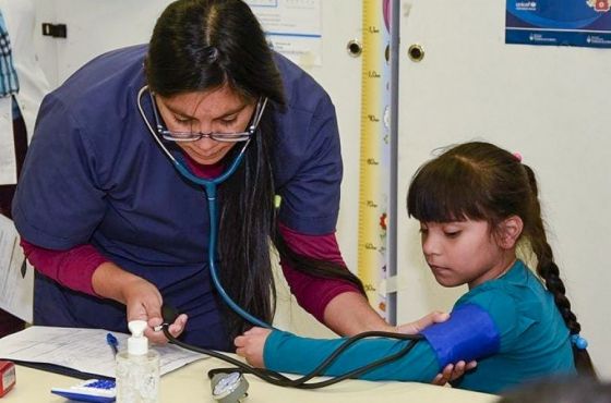 En más de 100 escuelas se realiza control integral de salud a alumnos de primer y sexto grado