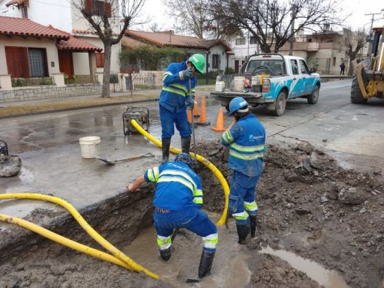 Aguas del Norte repara una rotura de cañería de agua en calle Abraham Cornejo