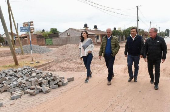 En Las Lajitas Sáenz recorrió obras de iluminación y pavimentación