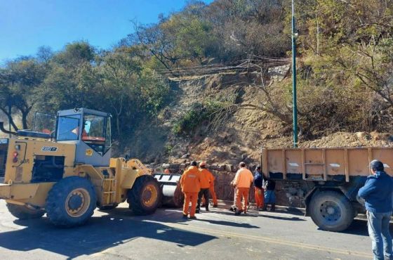 Vialidad realizó tareas de limpieza de calzada en la zona del cerro San Bernardo