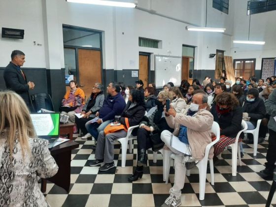 Brindan herramientas e información útil a familias para cuidar mejor a la persona mayor