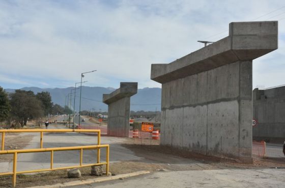 Empiezan a izar las vigas en los puentes que conectarán las circunvalaciones oeste y noroeste