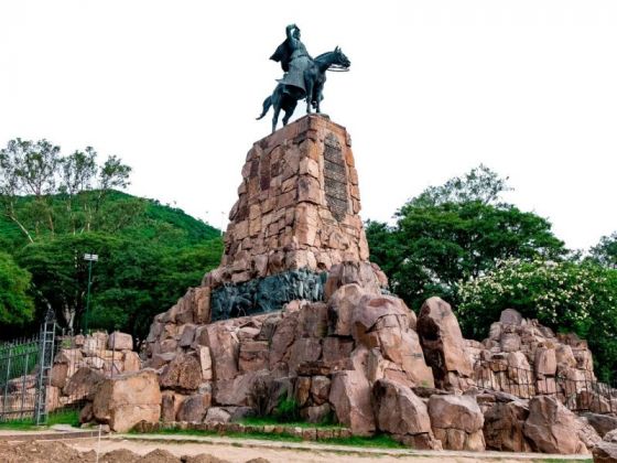 Hoy funcionará un vacunatorio en el Monumento al General Güemes